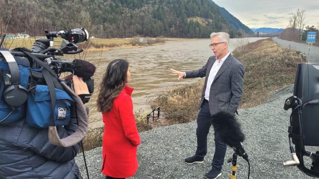 Mayor Siemens with media at the dikes