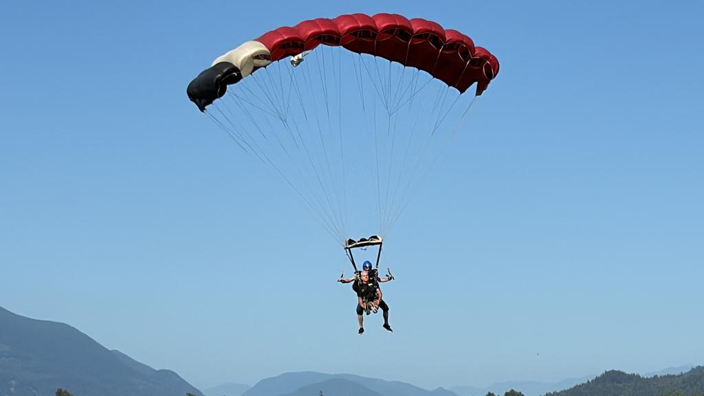Mayor Siemens participated in this year’s Leap of Faith skydiving fundraiser benefitting Cyrus Centre.