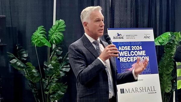Mayor Siemens speaks at the 2024 Aerospace Defence and Security Expo at Tradex